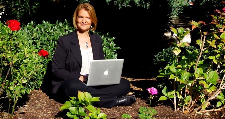 Geschäftsreisende beim Arbeiten im Garten des Garten-Hotel Ponick in Köln-Weiden