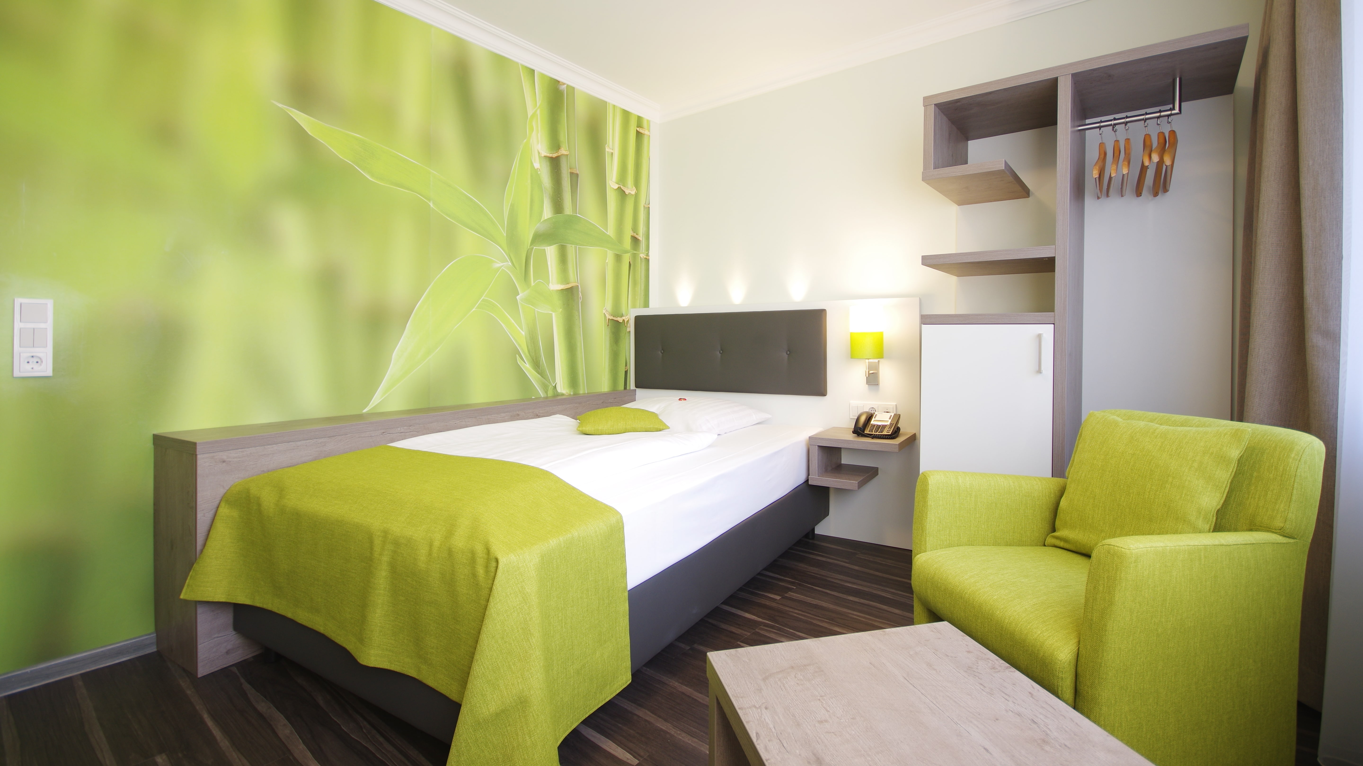 Comfort-Einzelzimmer im Garten-Hotel Ponick Köln-Weiden mit Einzelbett und moderner Einrichtung